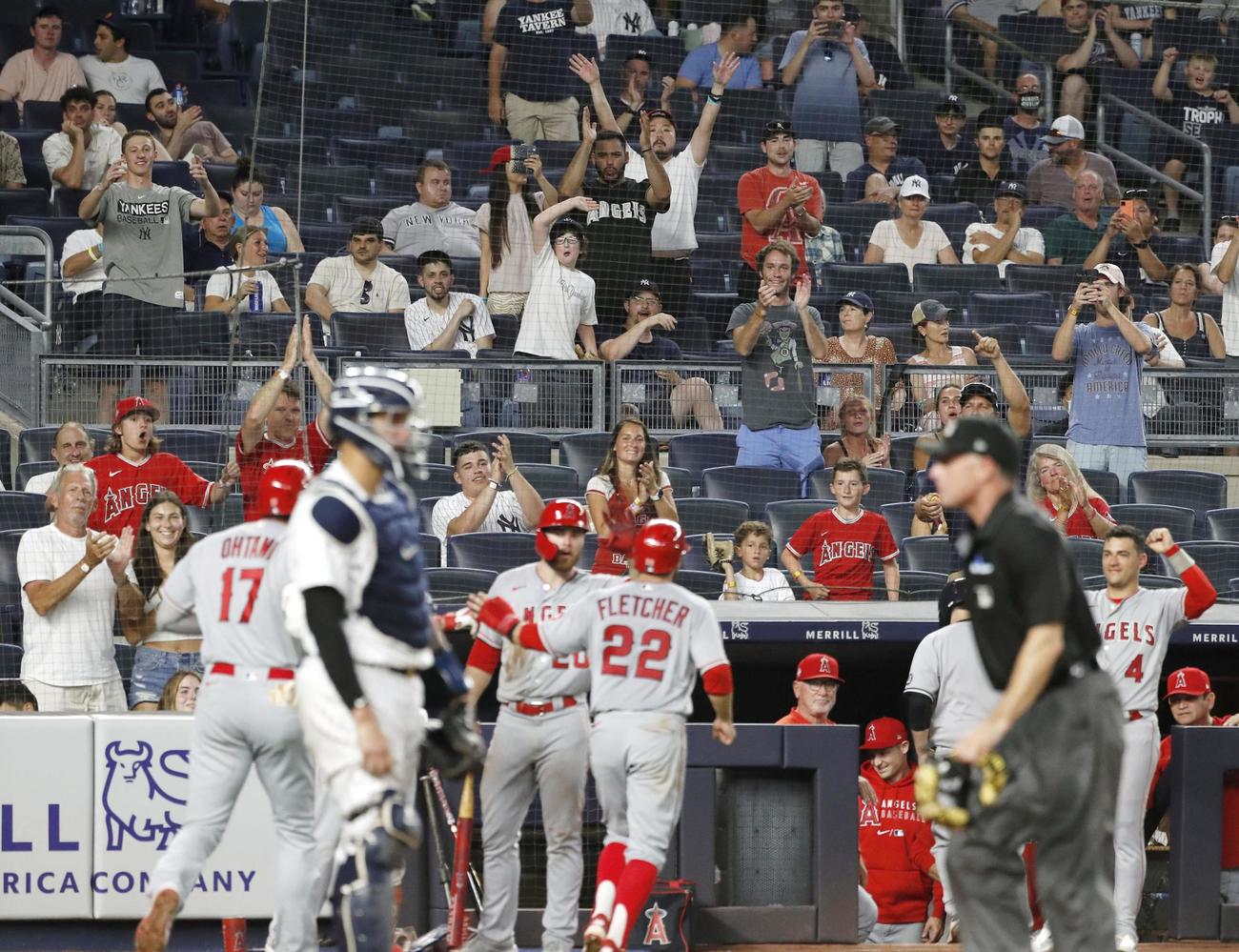 ヤンキース戦の5回、2打席連続本塁打となる28号2ランを放ったエンゼルス・大谷（17）と、観客席で盛り上がるファン（共同）