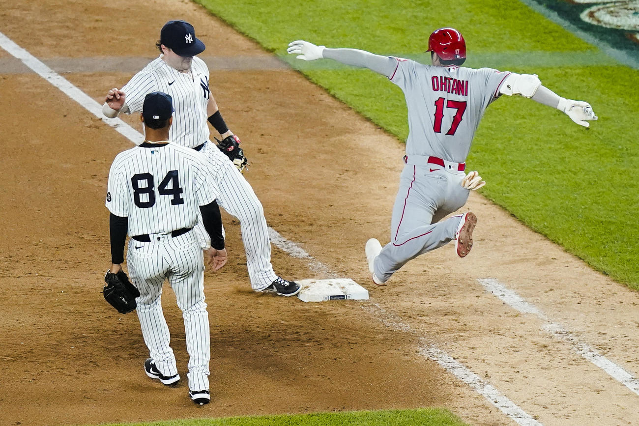 9回、一塁へ駆け込む大谷（AP）