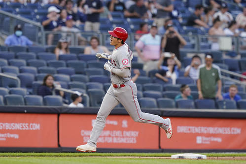 3回、27号ソロを放った大谷(AP)