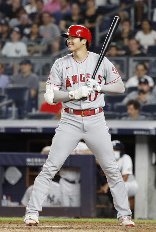 ヤンキース戦の7回、打席に入り笑顔を見せるエンゼルス大谷(共同)