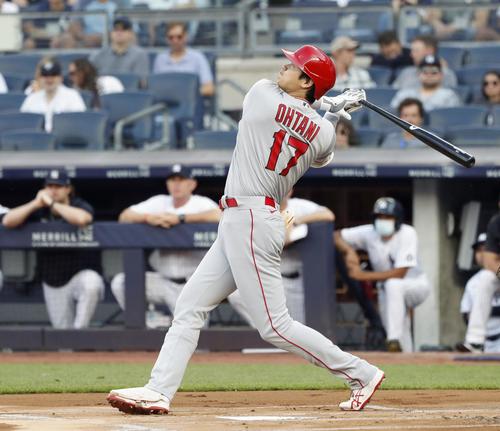 ヤンキース戦の1回、右飛に倒れるエンゼルス大谷(共同)