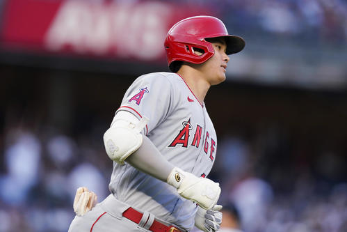 3回、27号ソロを放った大谷(AP)