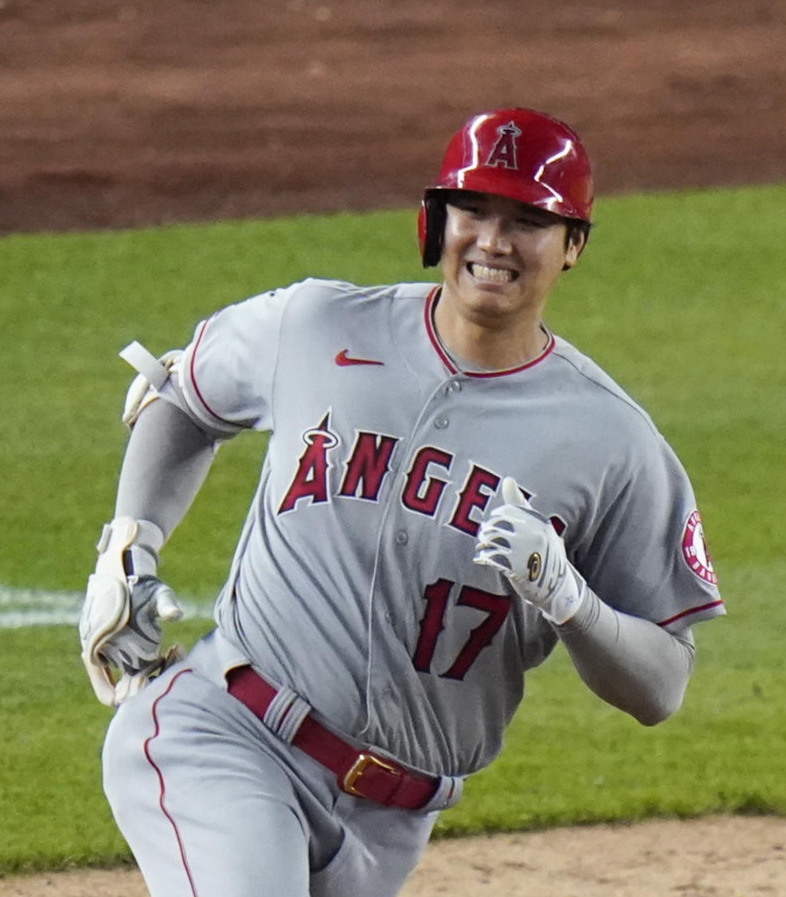 ヤンキース戦の7回、中飛に倒れ苦笑いの大谷（AP)