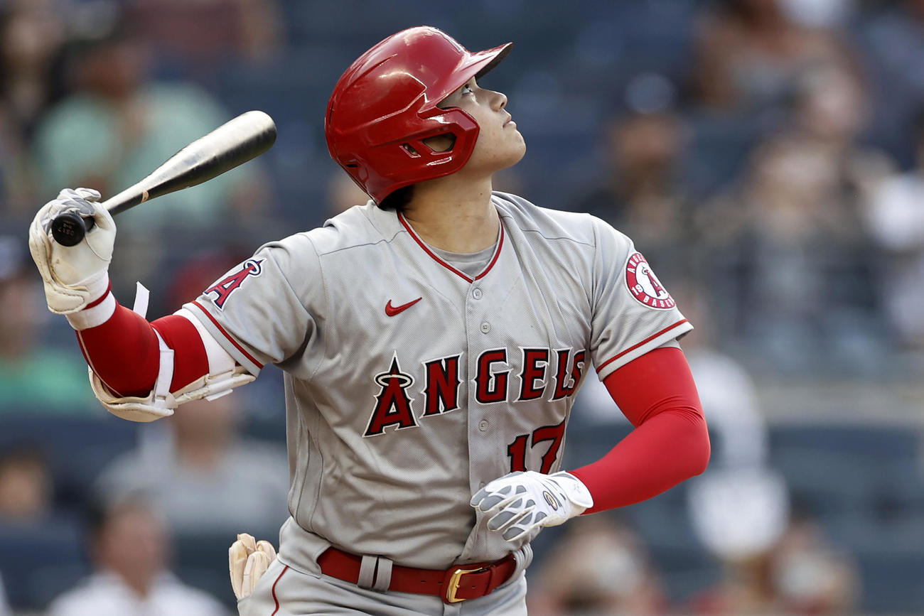 1回、中飛を放つ大谷（AP）