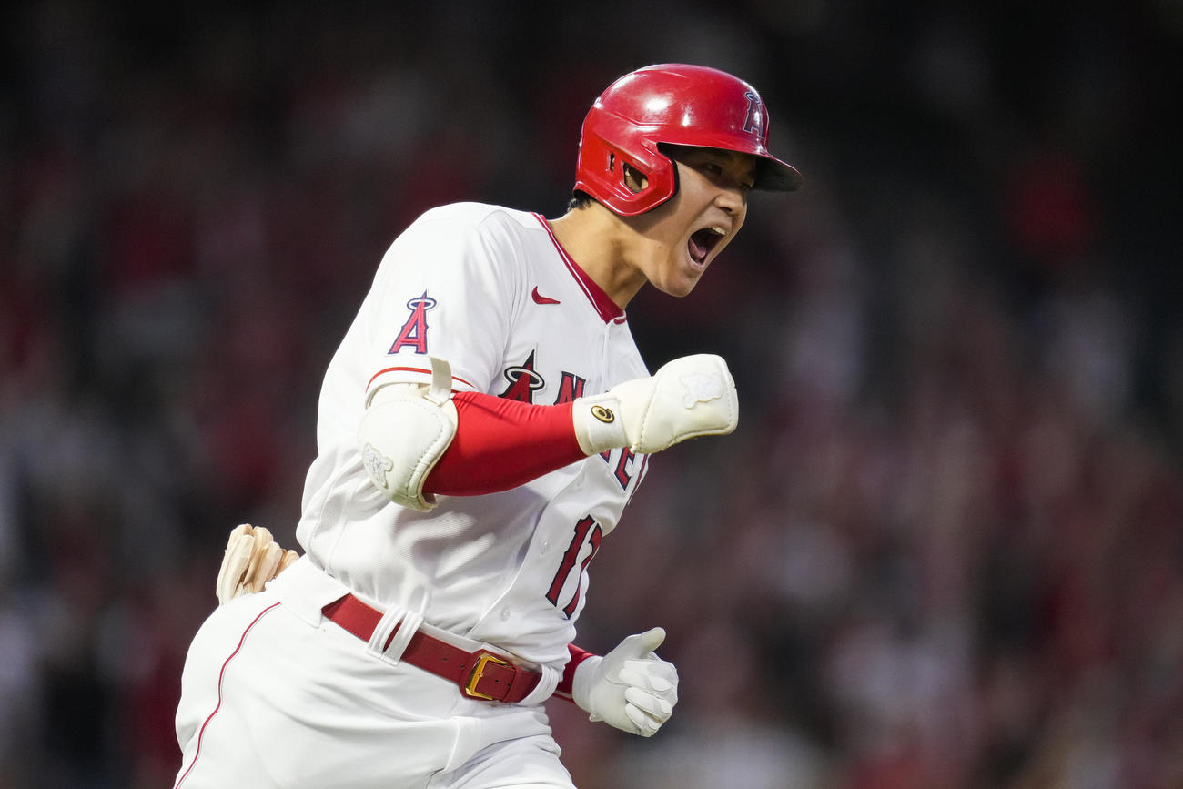 4回、逆転2ランを放ち雄たけびを上げる大谷（AP）