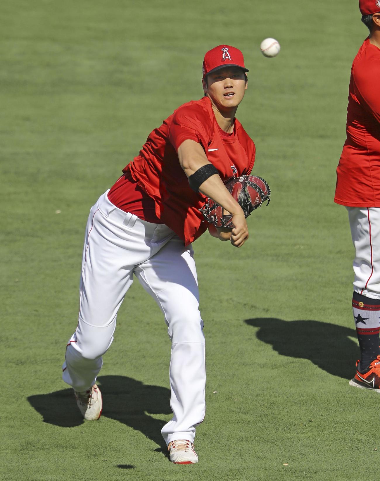 キャッチボールするエンゼルス大谷（共同）