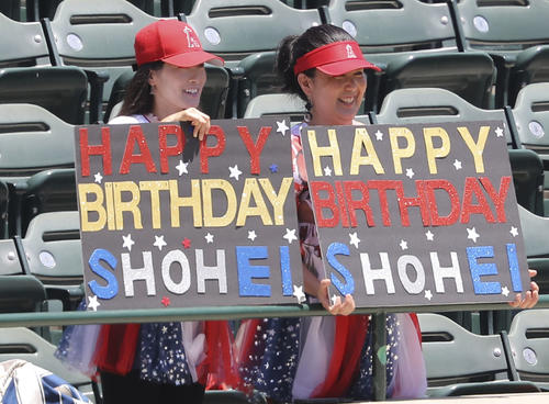試合前、エンゼルス大谷の1日早い誕生日を祝うボードを持つファン（共同）