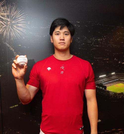 日本人野手でシーズン最多32号のホームランボールを手にポーズを取るエンゼルス大谷（エンゼルス提供）