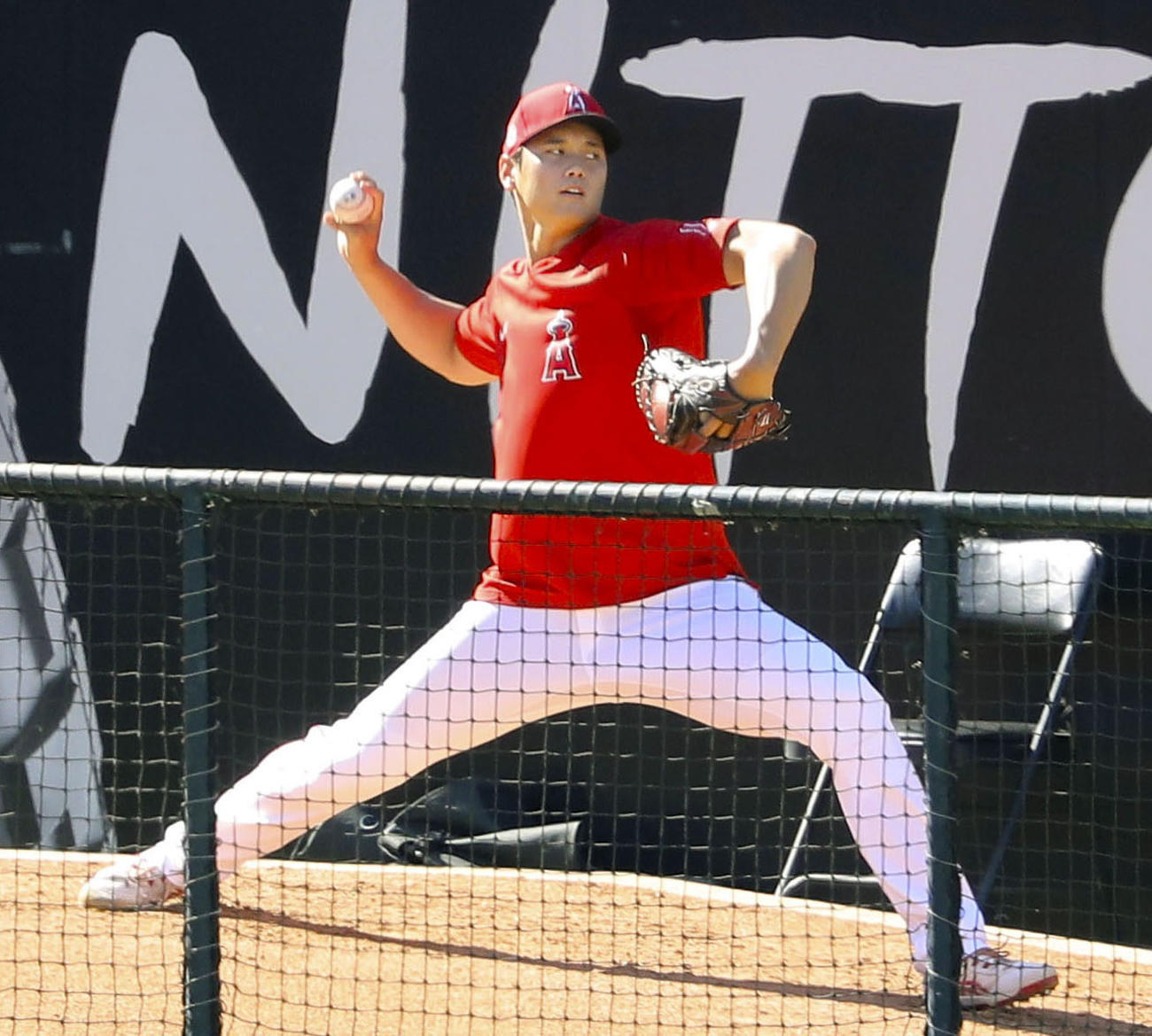 試合前にブルペンで投球練習するエンゼルス大谷（共同）