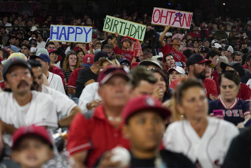 大谷の誕生日を祝うボードを掲げるファン（AP）