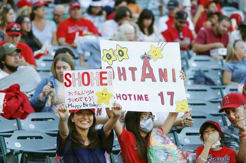 エンゼルス大谷の誕生日を祝うボードを掲げるファンら（共同）