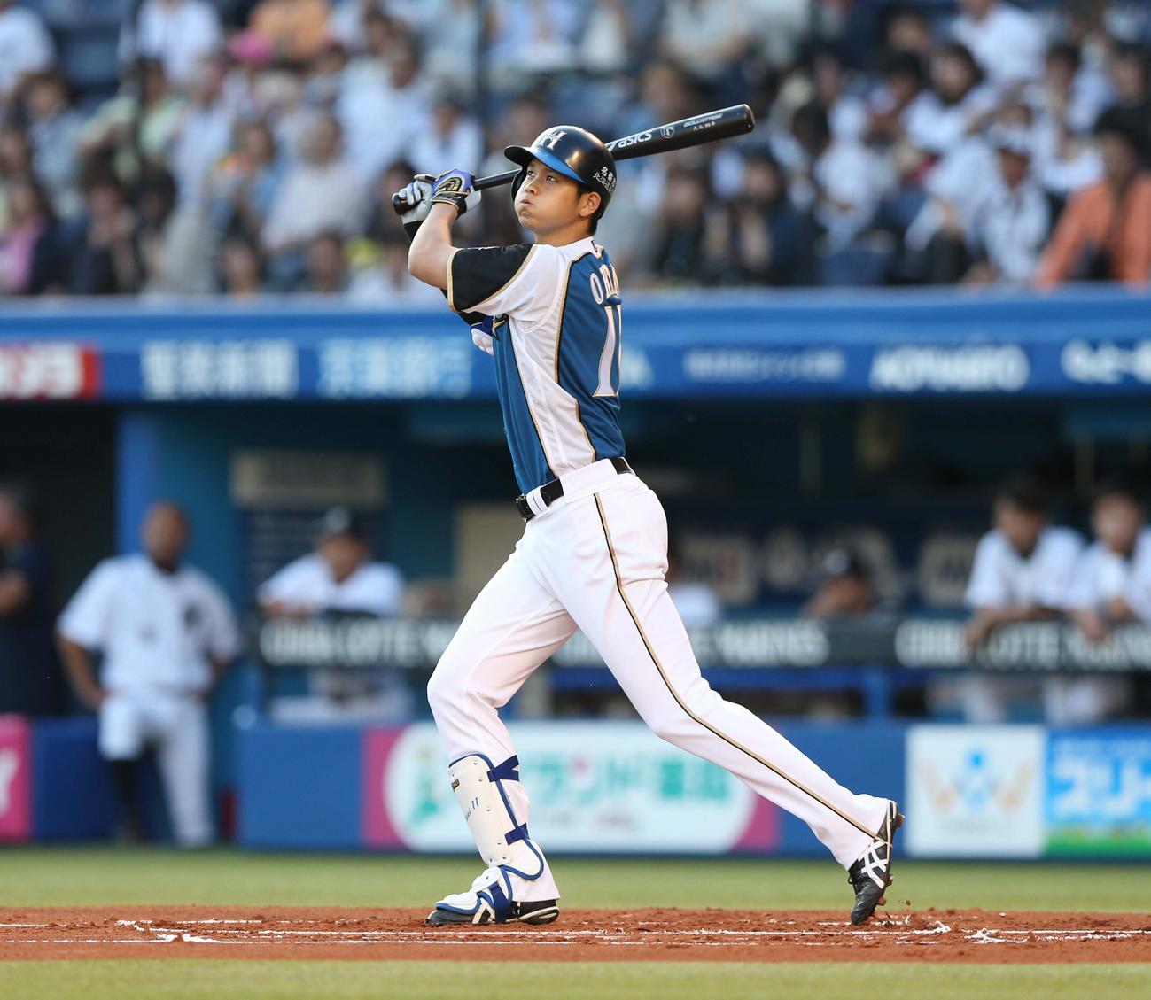 左越えに2点本塁打を放つ日本ハム大谷翔平（2014年7月5日撮影）