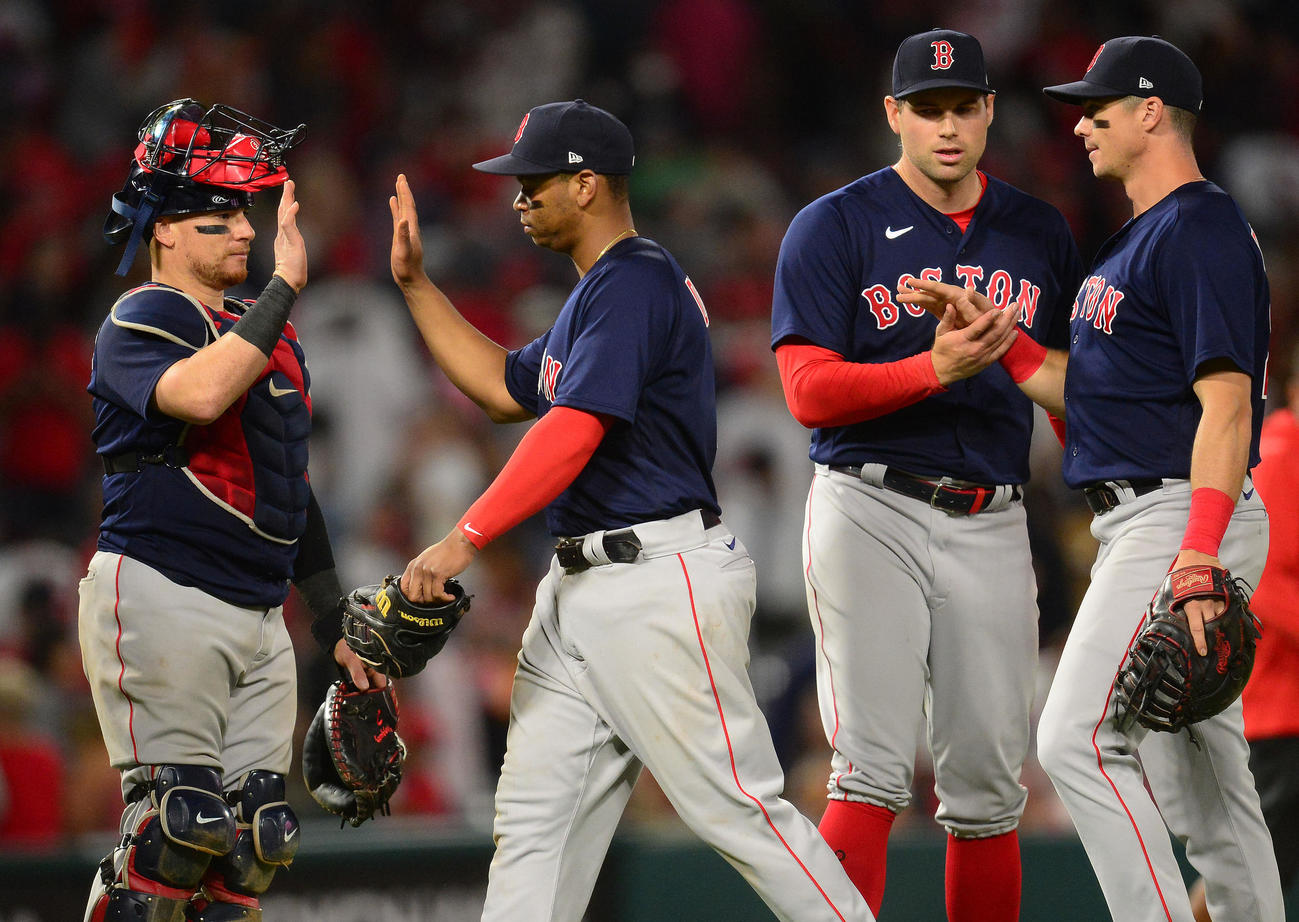 最後の打者大谷を抑えたオッタビノはチームメートとハイタッチ（USA　TODAY＝ロイター）