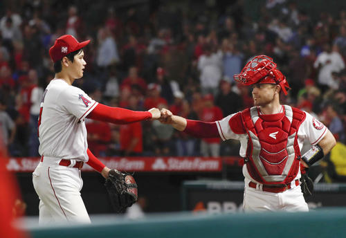 レッドソックス戦の7回を投げ終え、捕手スタッシとタッチを交わすエンゼルス・大谷＝アナハイム（共同）
