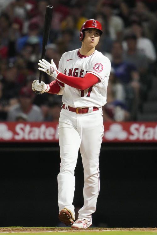 6回、三振に倒れた大谷（AP）