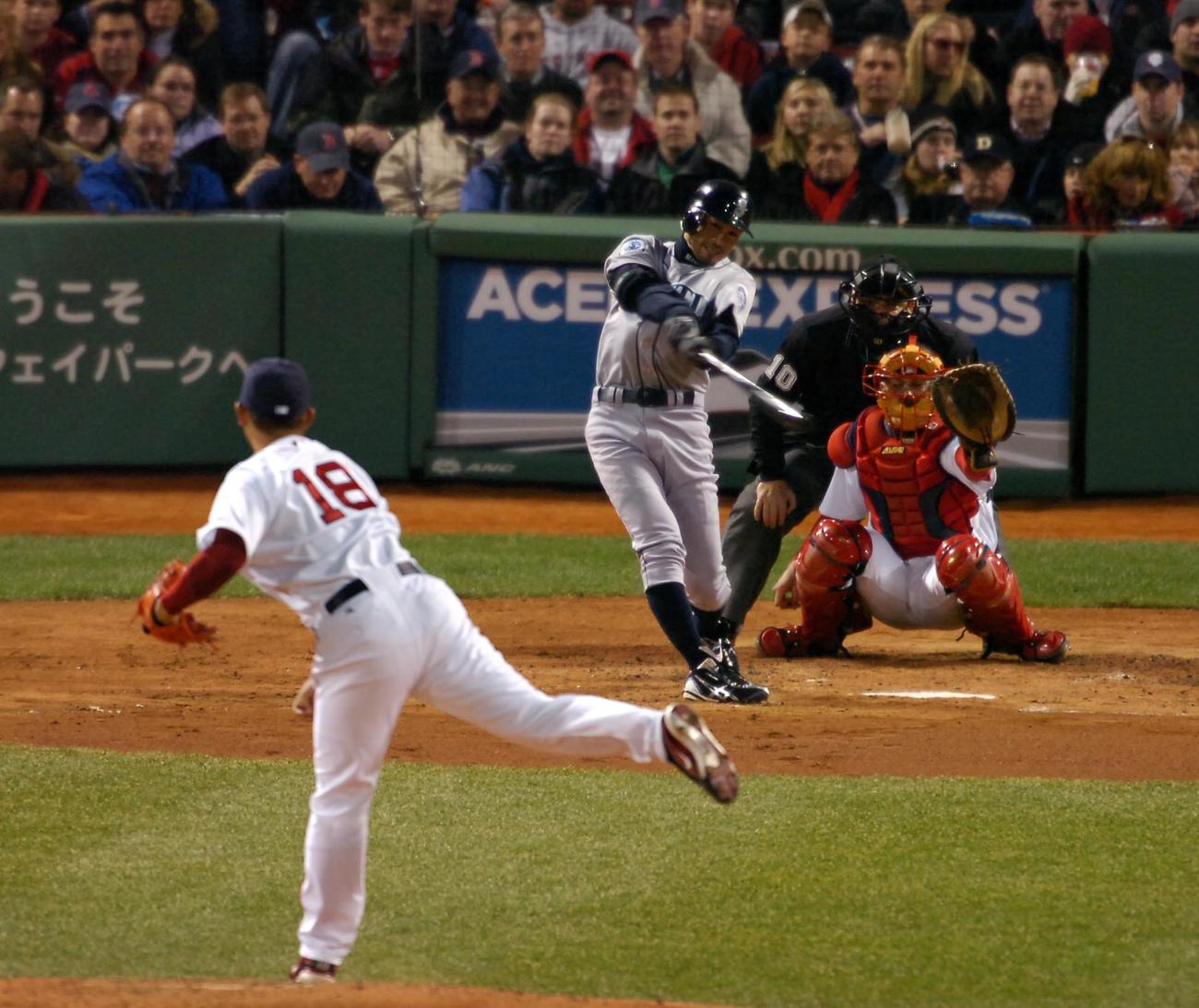 07年4月、中飛に倒れるイチロー。投手松坂