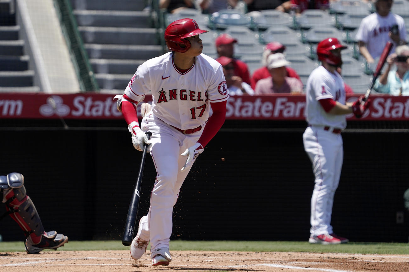 1回、左前安打を放つ大谷（AP）