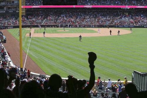 レッドソックス戦の5回、32号本塁打を放ち二塁に向かうエンゼルス・大谷と祝福するファン＝アナハイム（共同）