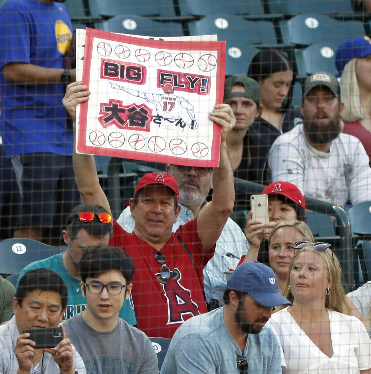 マリナーズ戦の観客席でエンゼルス・大谷を応援するファン＝シアトル（共同）