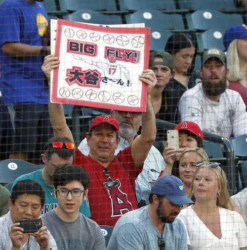 マリナーズ戦の観客席でエンゼルス・大谷を応援するファン=シアトル(共同)