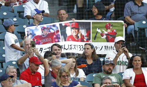 マリナーズ戦の観客席でエンゼルス・大谷を応援するファン=シアトル(共同)