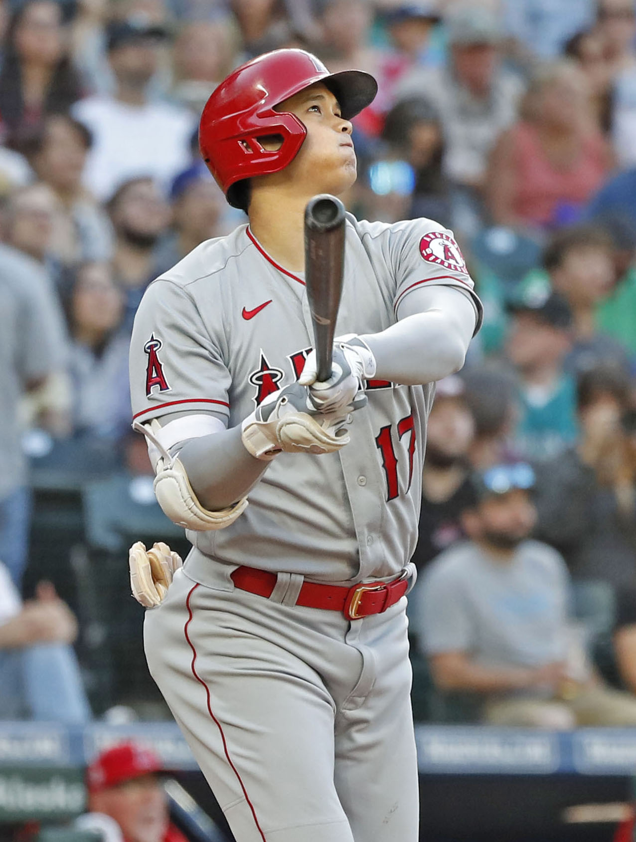 マリナーズ戦の3回、2試合連続本塁打となる33号ソロを放つエンゼルス・大谷＝シアトル（共同）