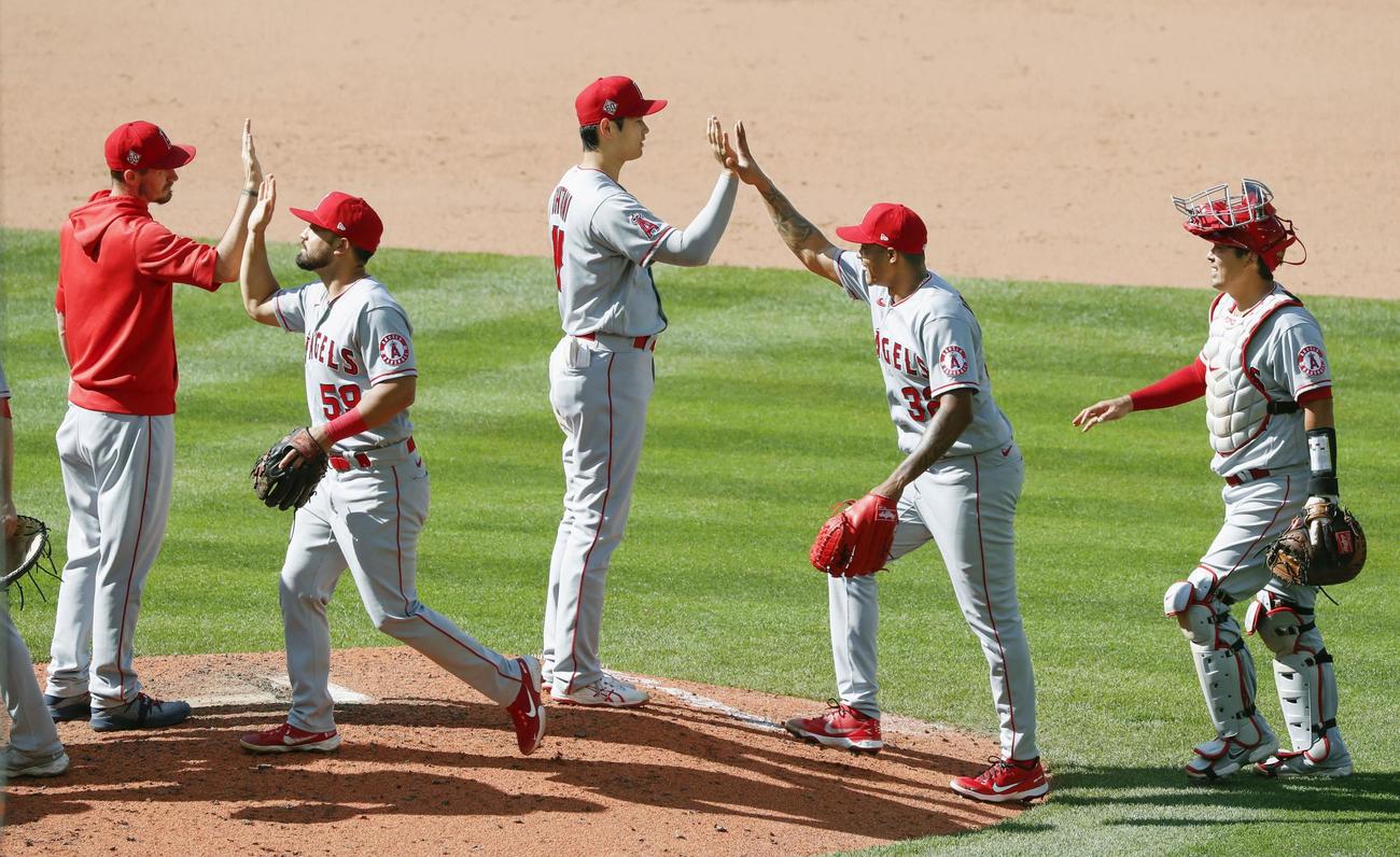 マリナーズに勝ち、チームメートとタッチを交わすエンゼルス・大谷（中央）＝シアトル（共同）