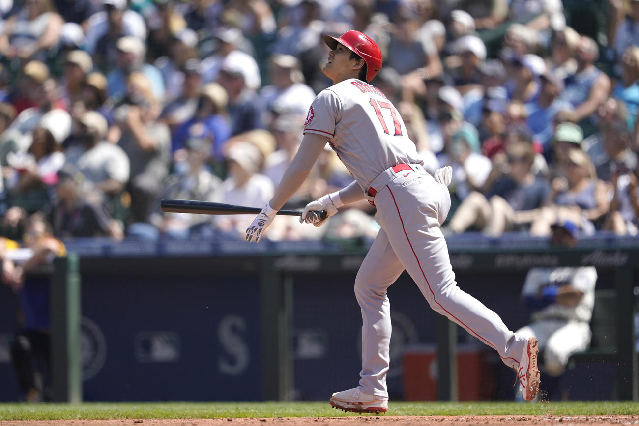 5回、左飛に倒れた大谷（AP）
