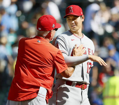 マリナーズに勝利し、笑顔のエンゼルス・大谷。左はマドン監督=シアトル(ゲッティ=共同)