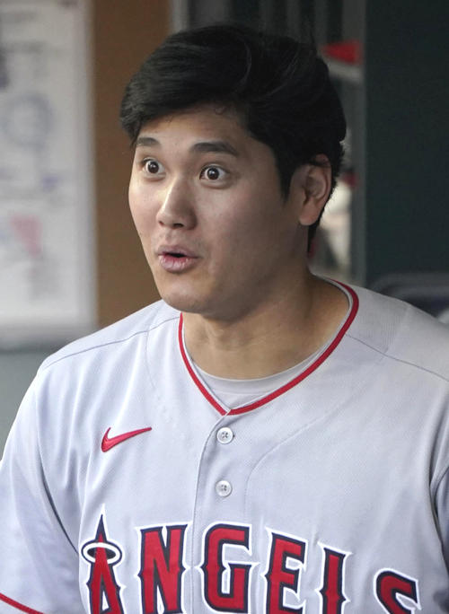 9回に犠飛で生還した大谷はベンチで目を丸くする(AP)