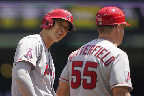 1回、三塁に進んだ大谷はベースコーチと会話(AP)