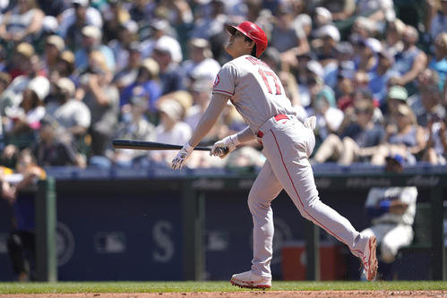 5回、左飛に倒れた大谷(AP)
