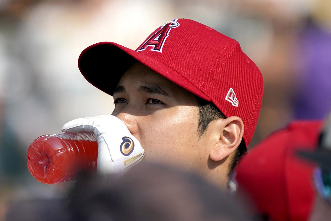 練習中、ドリンクを飲む大谷（AP）