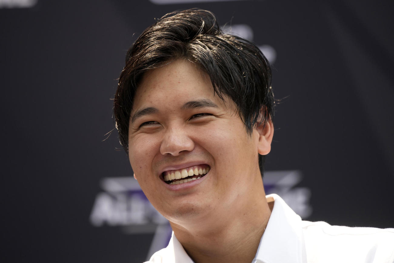 記者会見で笑顔の大谷（AP）