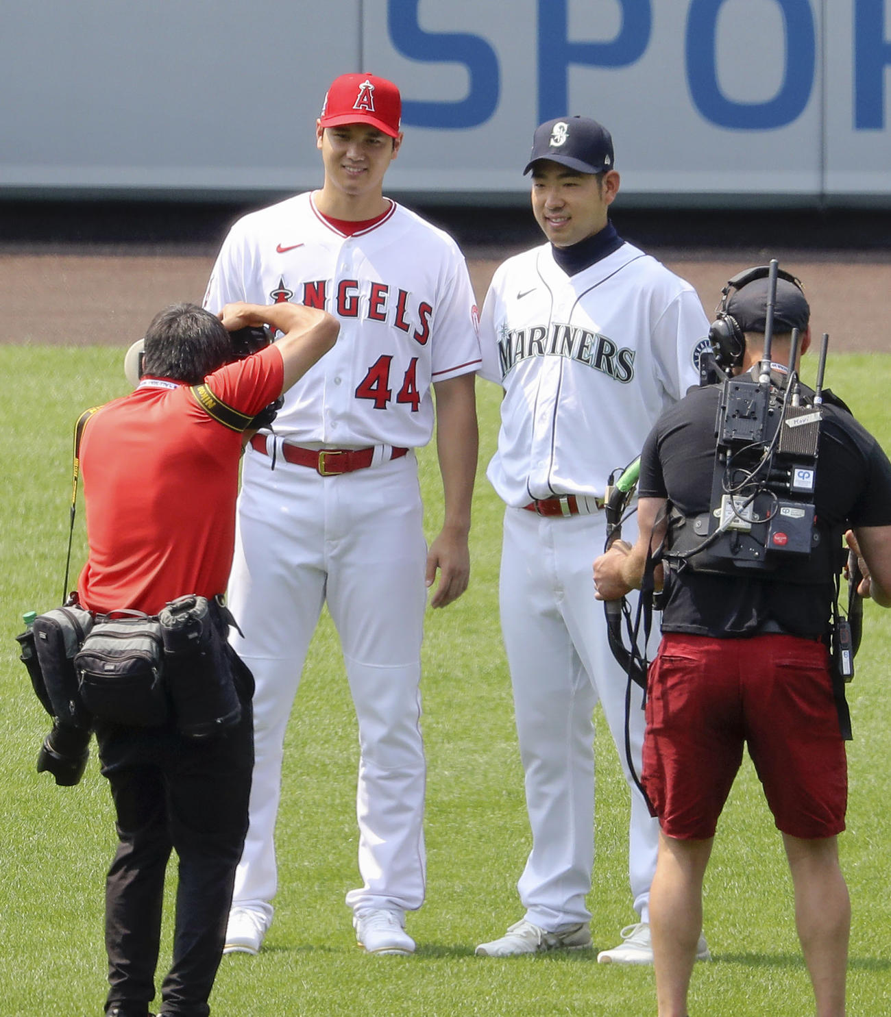 マリナーズ・菊池（右）と記念写真に納まるエンゼルス・大谷＝デンバー（共同）
