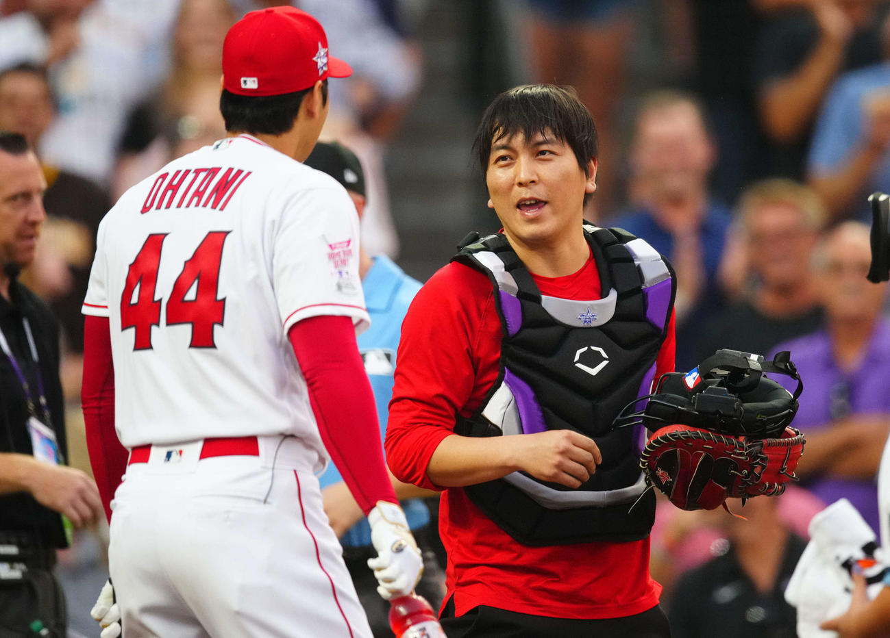 本塁打競争の1回戦に臨んだエンゼルス大谷（左）の捕手役を務めた水原通訳（USA TODAY）