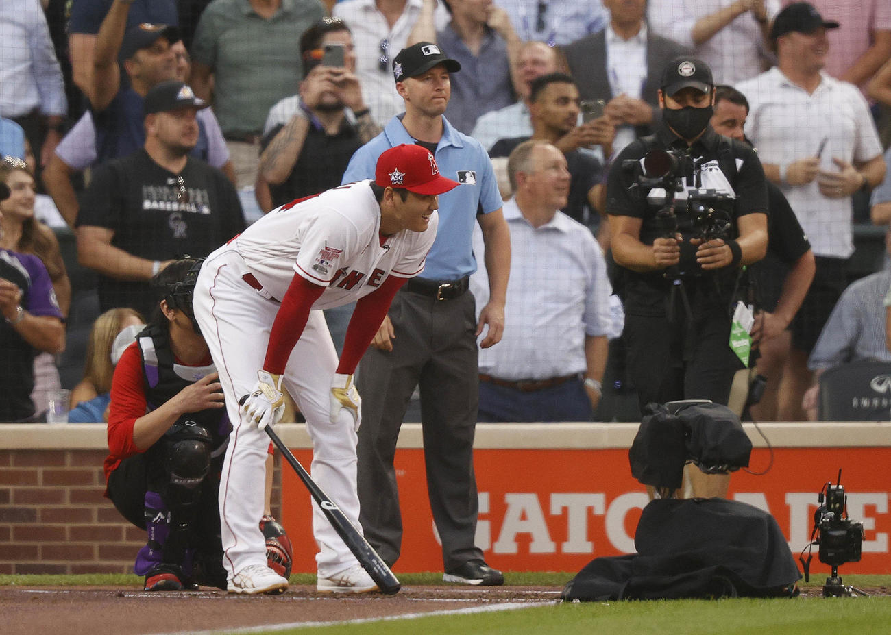 ホームランダービーの途中で膝に手を突く大谷（USA TODAY）