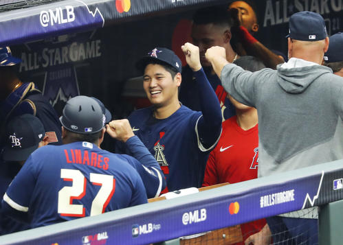 オールスター戦の1回を投げ終え、ベンチでチームメートとタッチを交わすエンゼルス・大谷＝デンバー（共同）