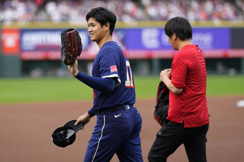 試合前、ブルペンに向かう大谷（AP）