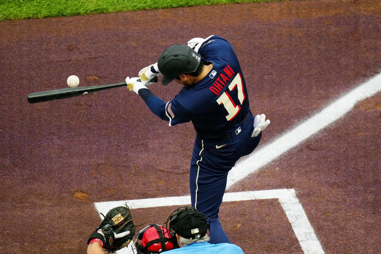 1回、二ゴロを放つ大谷（ロイター）