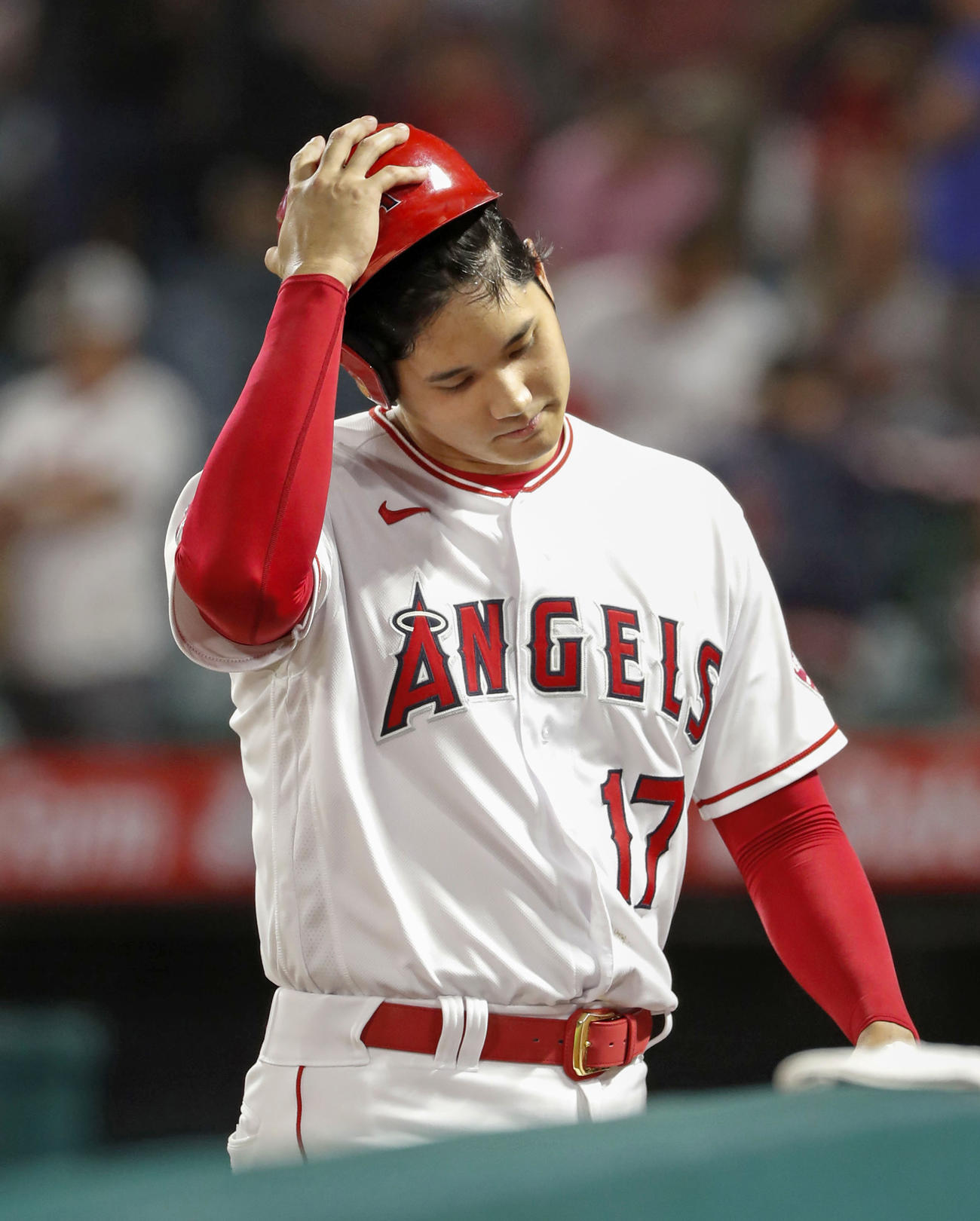 マリナーズに敗れ、悔しそうに引き揚げるエンゼルス・大谷＝アナハイム（共同）