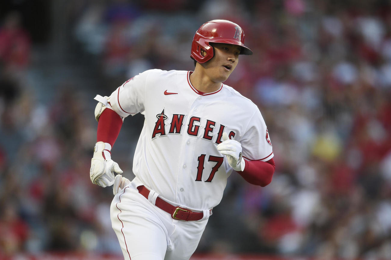 1回、左飛に倒れた大谷（ロイター）