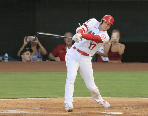 マリナーズ戦の3回、右飛に倒れるエンゼルス・大谷＝アナハイム（共同）