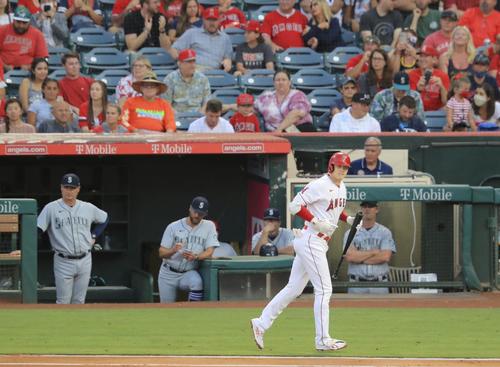 マリナーズ戦の3回、右飛に倒れベンチへ戻るエンゼルス・大谷＝アナハイム（共同）