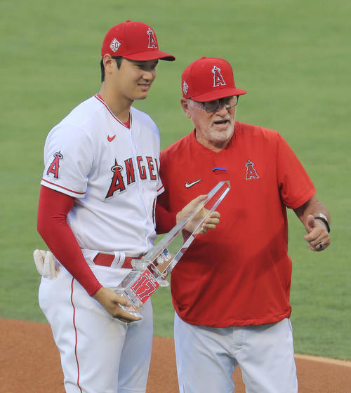 6月の月間最優秀選手の表彰を受け、マドン監督（右）と写真撮影に応じるエンゼルス・大谷＝アナハイム（共同）