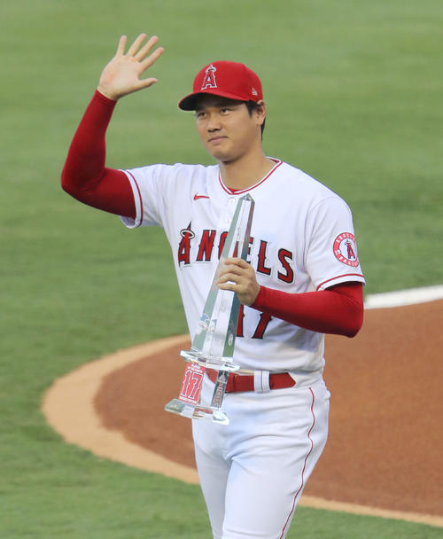 6月の月間最優秀選手の表彰を受け、トロフィーを手にファンに手を振るエンゼルス・大谷＝アナハイム（共同）