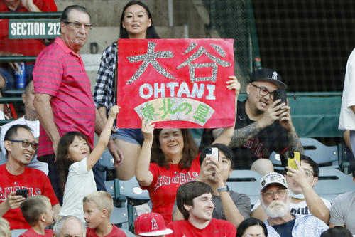 マリナーズ戦でエンゼルス・大谷を応援するファン＝アナハイム（共同）