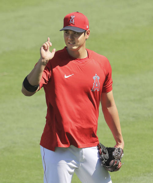 試合前のキャッチボールを終えたエンゼルス・大谷＝アナハイム（共同）