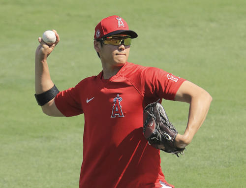 試合前にキャッチボールするエンゼルス・大谷＝アナハイム（共同）