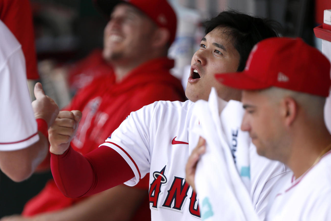 試合前、仲間とタッチを交わす大谷（AP）